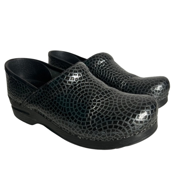 Dansko Mosaic Women’s Black Gray Patent Leather Slip On Clogs Shoes Size 8.5-9 - Picture 3 of 11